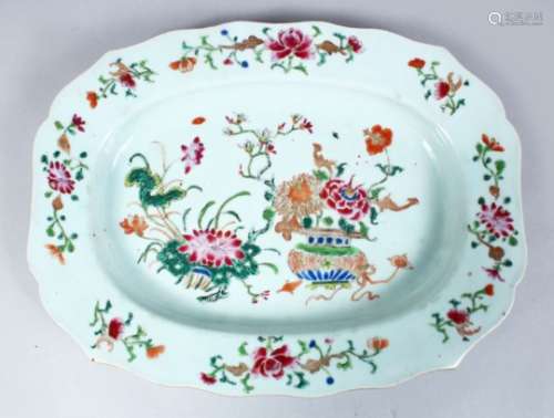 A GOOD 18TH / 19TH CENTURY FAMILLE ROSE PORCELAIN SERVING DISH, the body of the dish decorated