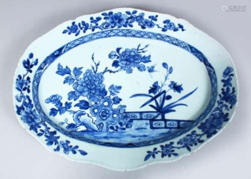 A GOOD 18TH CENTURY CHINESE BLUE & WHITE PORCELAIN SERVING DISH, the body of the dish decorated with