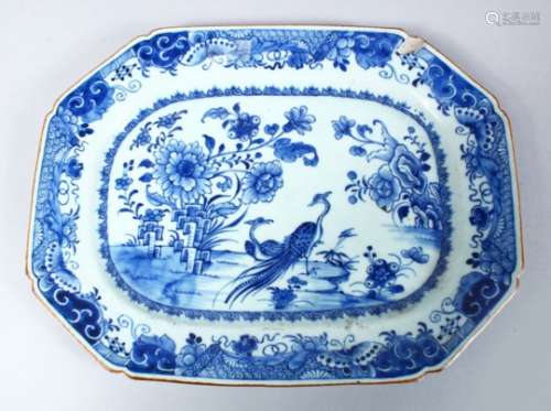 A GOOD 19TH CENTURY CHINESE BLUE & WHITE PORCELAIN SERVING DISH, decorated with scenes of peacocks
