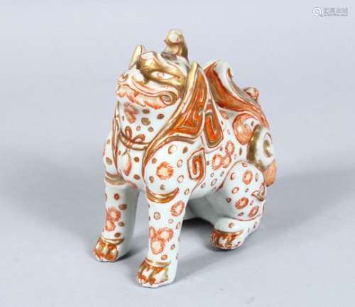 A GOOD LATE 19TH CENTURY CHINESE IMARI DECORATED PORCELAIN KYLIN FIGURE, the kylin in a seated pose,
