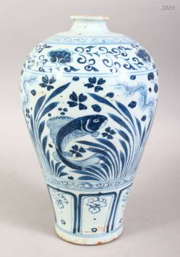 A GOOD CHINESE BLUE & WHITE PORCELAIN MEIPING VASE, the body of the vase decorated with scenes of
