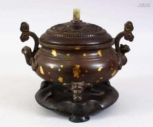 A GOOD CHINESE BRONZE GOLD SPLASH CENSER AND COVER, the censer with gold splash decoration to the