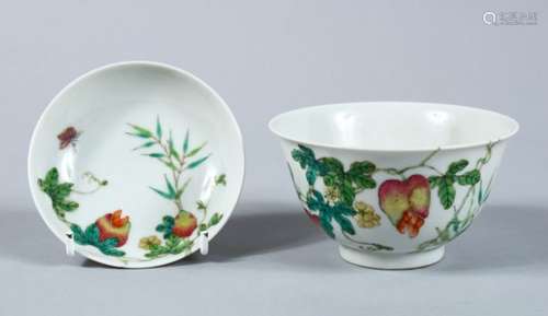 A GOOD 19TH / 20TH CENTURY CHINESE FAMILLE ROSE PORCELAIN TEA BOWL AND COVER, the body of the bowl