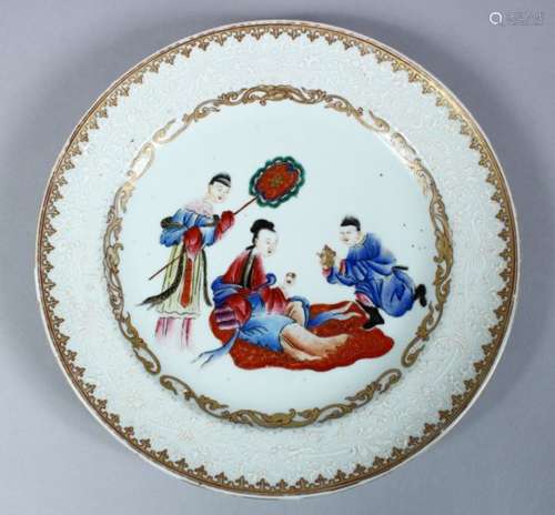 A GOOD 18TH CENTURY CHINESE FAMILLE ROSE PORCELAIN PLATE, the body of the plate decorate ith