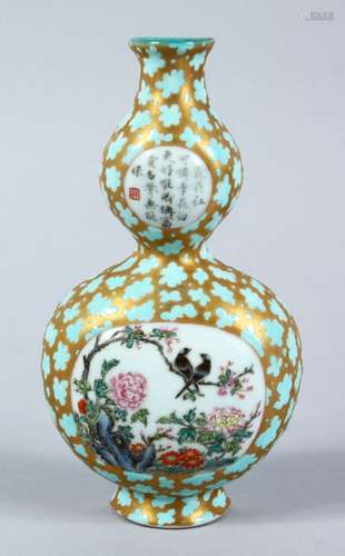 A GOOD CHINESE QIANLONG / QIANLONG STYLE PORCELAIN WALL HANGING VASE, the body with turquoise splash