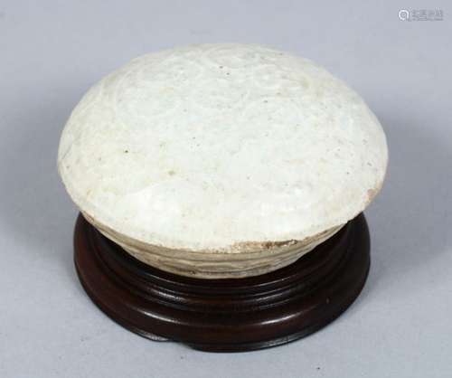 A GOOD EARLY CHINESE PORCELAIN PASTE BOX, COVER & STAND, the cylindrical porcelain pot with