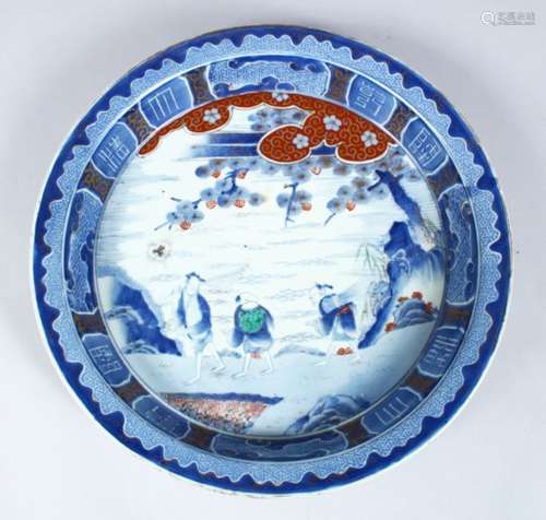 A GOOD 19TH CENTURY CHINESE BLUE & WHITE PORCELAIN DISH, the body of the dish decorated with