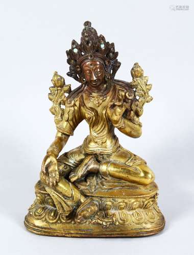 A 18TH / 19TH CENTURY TIBETAN GILT BRONZE FIGURE OF DEITY / BUDDHA, in a seated meditating