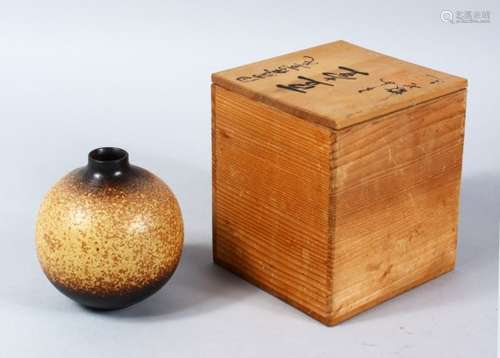 A GOOD JAPANESE STUDIO POTTERY SAKE VASE IN TOMOBAKO, the small globular vase with graduating iron