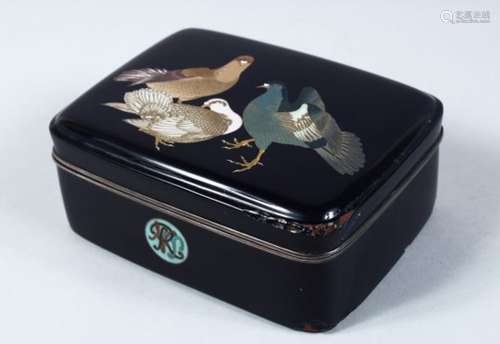 A JAPANESE MEIJI PERIOD SILVER WIRE CLOISONNE LIDDED BOX OF PIGEONS, the hinged lid of the box