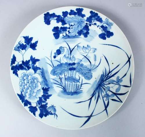 A GOOD 19TH CENTURY CHINESE BLUE & WHITE PORCELAIN DISH, decorate with a native display of flora,