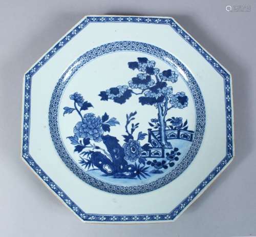 AN 18TH CENTURY CHINESE QIANLONG BLUE & WHITE OCTAGONAL PORCELAIN DISH, the dish depicting native