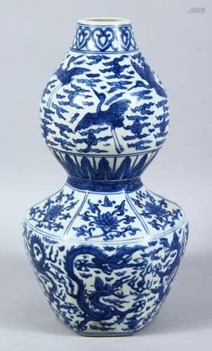 A GOOD CHINESE MING STYLE BLUE & WHITE PORCELAIN DOUBLE GOURD VASE, with panel decoration of