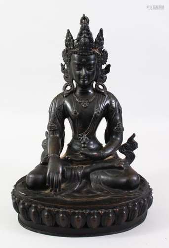 A GOOD 18TH / 19TH CENTURY CHINESE BRONZE FIGGURE OF BUDDHA / DEITY, in a seated meditating position