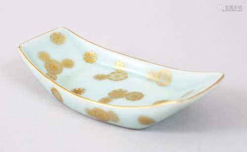 A GOOD CHINESE QIANLONG STYLE CELADON & GILT PORCELAIN TEA CUP SAUCER, the boat shaped vessel