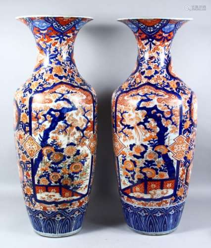 A LARGE PAIR OF 19TH CENTURY JAPANESE IMARI PORCELAIN VASES, the body of the vases decorated in