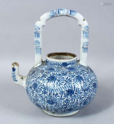 A GOOD CHINESE MING PERIOD BLUE & WHITE PORCELAIN TEAPOT, the body decorated with formal scrolling