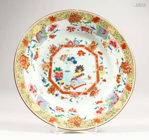 A LARGE 18TH CENTURY CHINESE FAMILLE ROSE PORCELAIN DISH, the dish decorated with scenes of native