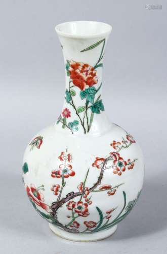 A GOOD 19TH / 20TH CENTURY CHINESE FAMILLE ROSE PORCELAIN BOTTLE VASE, the body of the vase