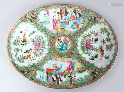 A GOOD 19TH CENTURY CHINESE CANTON FAMILLE ROSE PORCELAIN DISH, the dish decorated with panels of