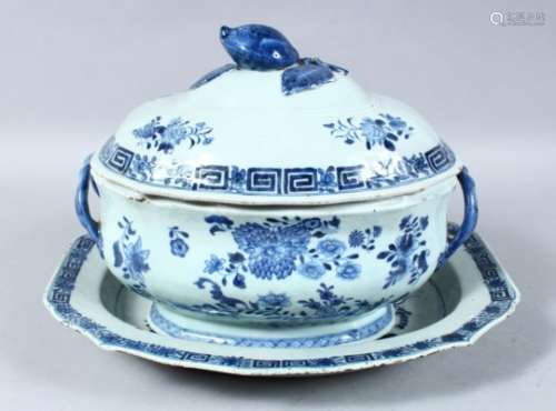 A 18TH / 19TH CENTURY CHINESE BLUE & WHITE PORCELAIN TUREEN, COVER & STAND, the body of the tureen