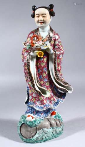 A 20TH CENTURY CHINESE FAMILLE ROSE PORCELAIN FIGURE OF A LADY, the lady stood upon a shell