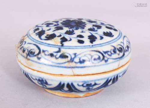 A CHINESE MING STYLE BLUE & WHITE PORCELAIN INK BOX & COVER, 9.5cm diameter & 5.5cm high.