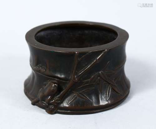 A GOOD JAPANESE MEIJI PERIOD BRONZE BRUSH POT, the brush pot with relief decoration depicting a toad