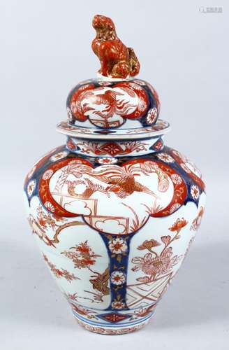 AN 18TH CENTURY JAPANESE IMARI PORCELAIN VASE & COVER, the body of the vase decorated in typical