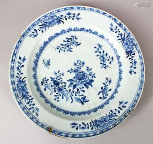 AN 18TH CENTURY CHINESE QIANLONG BLUE & WHITE PORCELAIN DISH, decorated with native floral design,