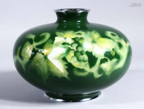 A GOOD JAPANESE TAISHO / SHOWA PERIOD CLOISONNE VASE BY ANDO, the body of the vase with a green