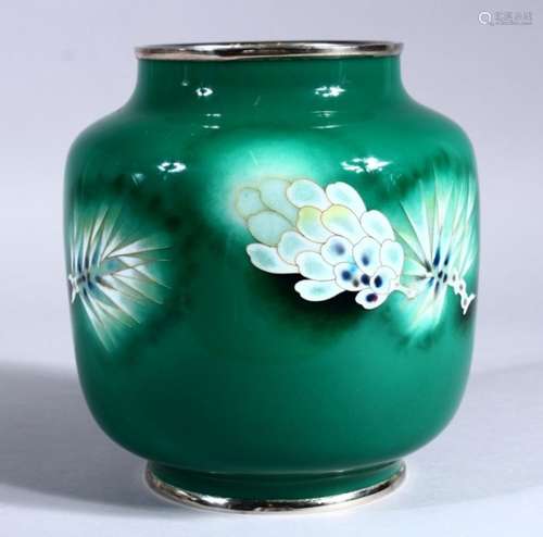 A GOOD JAPANESE TAISHO / SHOWA PERIOD CLOISONNE VASE BY ANDO, the body of the vase with a green