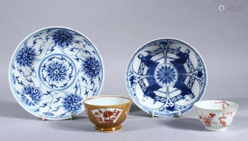 A MIXED LOT OF FOUR 18TH / 19TH CENTURY CHINESE BLUE & WHITE / FAMILLE ROSE PORCELAIN PLATES / CUPS,