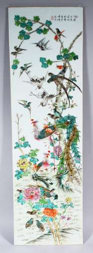 A LARGE 20TH CENTURY CHINESE REPUBLIC FAMILLE ROSE PORCELAIN PLAQUE / TILE, the tile decorated