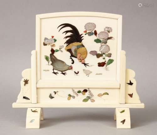 A FINE QUALITY JAPANESE MEIJI PERIOD CARVED IVORY & SHIBAYAMA MINIATURE TABLE SCREEN, the screen