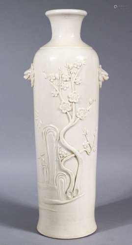 A GOOD CHINESE EARLY 20TH CENTURY DEHUA / BLANC DE CHINE PORCELAIN TWIN HANDLE VASE, the body of the