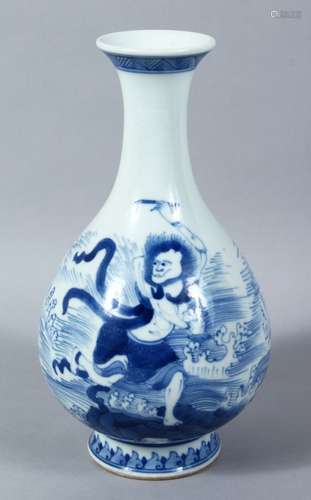 A 19TH / 20TH CENTURY CHINESE BLUE & WHITE PORCELAIN FLARED BOTTLE VASE, the body of the vase