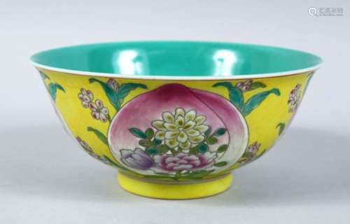 A GOOD 20TH CENTURY CHINESE FAMILLE ROSE / JAUNE PORCELAIN PEACH BOWL, the interior with a turquoise