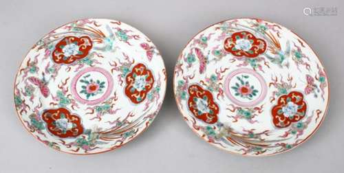 A PAIR OF 19TH / EARLY 20TH CENTURY CHINESE FAMILLE ROSE PORCELAIN PHOENIX PLATES, the plates