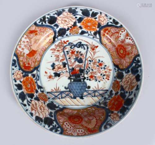 AN 18TH CENTURY JAPANESE IMARI / ARITA PORCELAIN PLATE, decorated with typical imari palate,