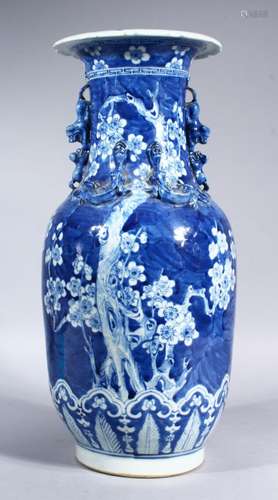 A 19TH CENTURY CHINESE BLUE & WHITE PORCELAIN PRUNUS VASE, the body of the vase decorated with