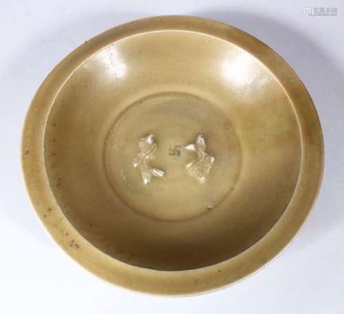 A GOOD CHINESE SONG DYNASTY CELADON MOULDED FISH MARRIAGE POTTERY DISH, with moulded decoration of