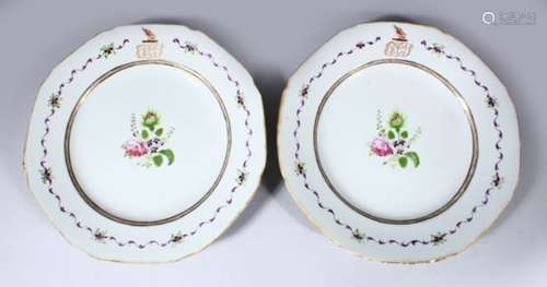 A PAIR OF 18TH CENTURY CHINESE FAMILLE ROSE CRESTED PORCELAIN PLATES, each plate decorated with