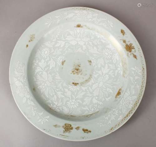 A 19TH CENTURY CHINESE PORCELAIN CELADON GLAZED CHARGER, the body of the charger with white and