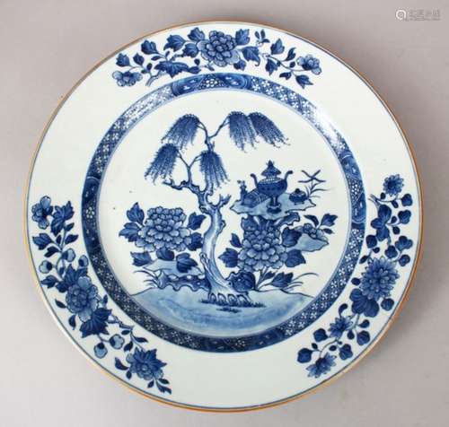 AN 18TH CENTURY CHINESE QIANLONG BLUE & WHITE PORCELAIN DISH, decorated with a native landscape