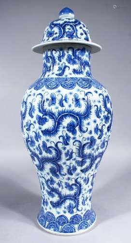 A GOOD CHINESE KANGXI PERIOD BLUE & WHITE PORCELAIN VASE & COVER, the body of the ribbed vase with