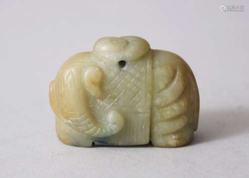 AN EARLY 20TH CENTURY CHINESE CARVED JADE PENDANT OF AN ELEPHANT, bearing yin yang mark 3cm high x