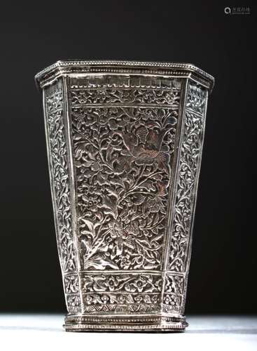 AN 18TH CENTURY BATAVIAN DUTCH COLONIAL SILVER BETEL LEAF CONTAINER, of tapering octagonal form with