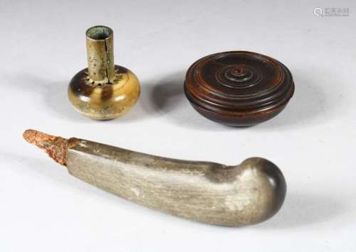 A TURNED HORN PILL BOX AND COVER, and two horn handles, box 6cm diameter.