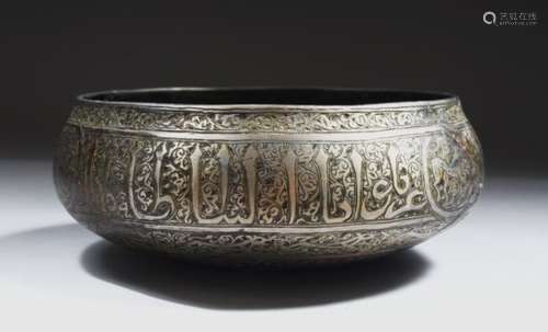 A GOOD EARLY ISLAMIC BRONZE CIRCULAR BOWL, engraved with calligraphy, 16cm diameter.